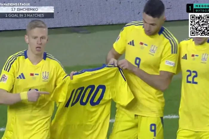 Zinchenko and the Ukrainian team celebrate the goal