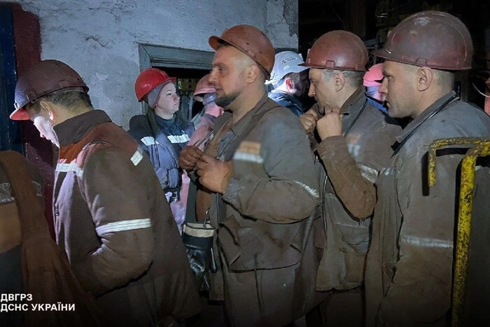 Underground accident trapped miners