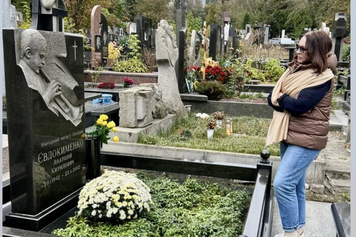 Sofia Rotaru near the grave - poignant photo