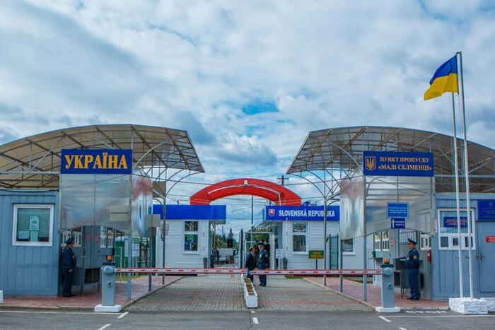 Queue at the checkpoint with Slovakia