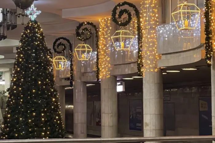 Im Kharkower U-Bahn wurde ein Weihnachtsbaum aufgestellt