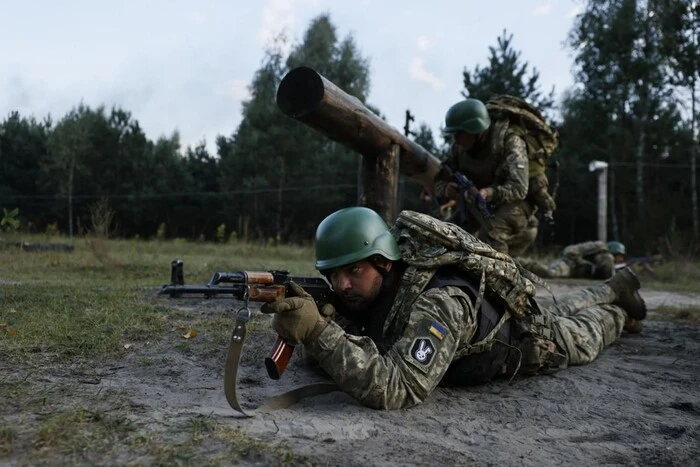 Размещенные на базе военные машины и пехота