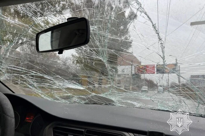 Police car under fire in Sloviansk