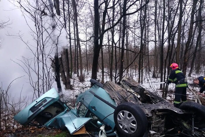 Авария неподалеку от Винницы - разорванный легковой автомобиль