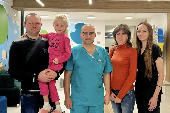 Lwiwer Ärzte führten eine Operation an einem 6-jährigen Mädchen mit einem Chirurgenroboter durch