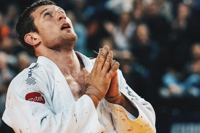 Maidov in judo uniform crossing himself