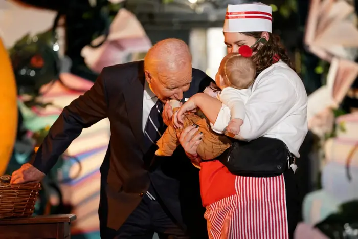 Biden „ugryzł” niemowlęta podczas Halloween (zdjęcia, wideo)