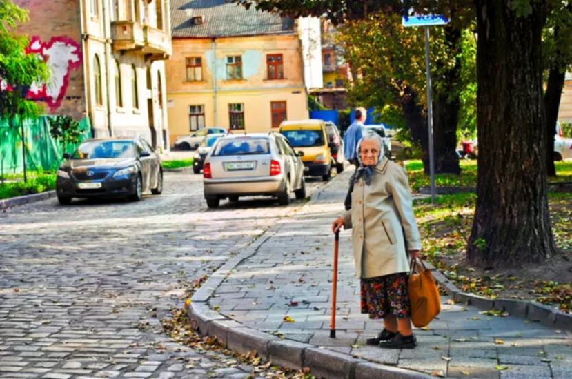 Деньги в кошельке и пенсионный документ