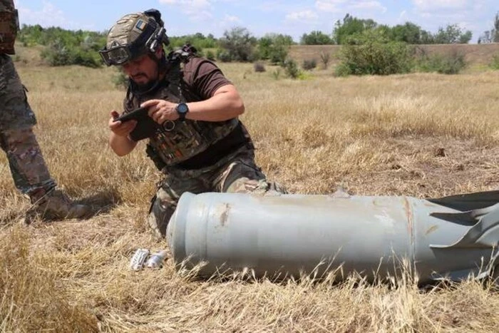 Aircraft bomb, disposal, rescuers, Sumy