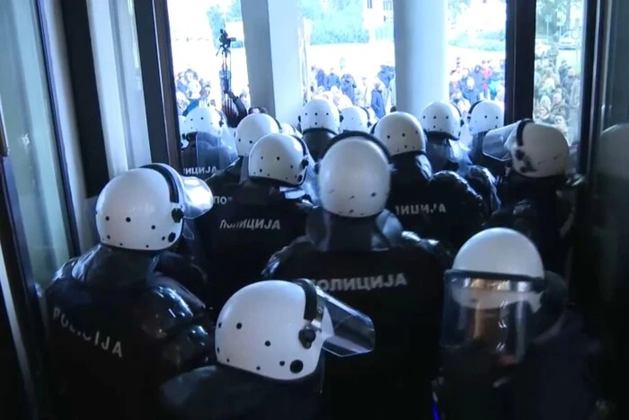 Tragödie am Bahnhof in Serbien. Demonstranten stürmten das Rathaus der Stadt