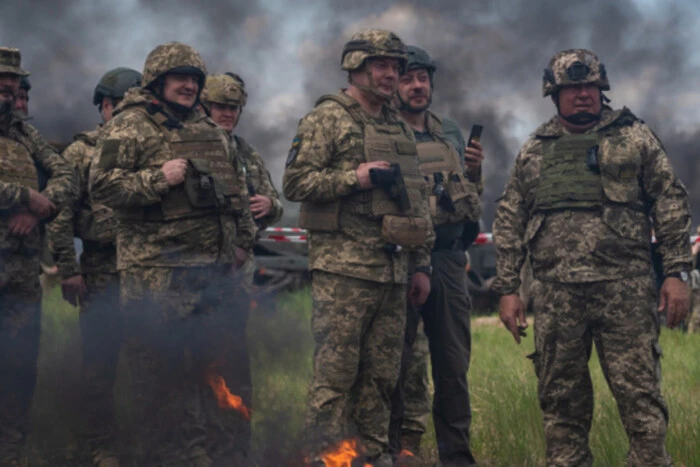 Ukrainian soldiers withdraw from Donbas