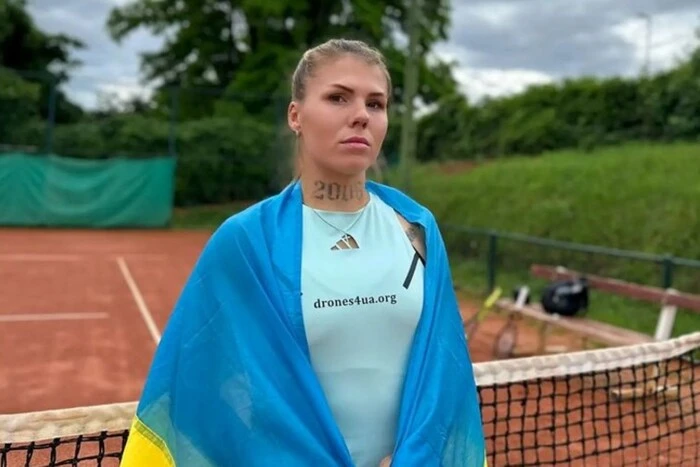 Ukrainische Tennisspielerin, die den Streitkräften der Ukraine hilft, gezwungen, ihr Outfit aufgrund der Position der WTA zu ändern