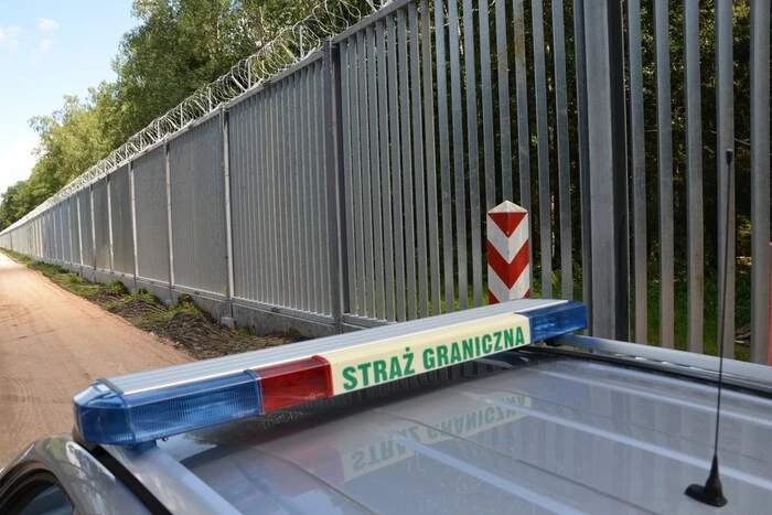 Poland builds fortifications on the border