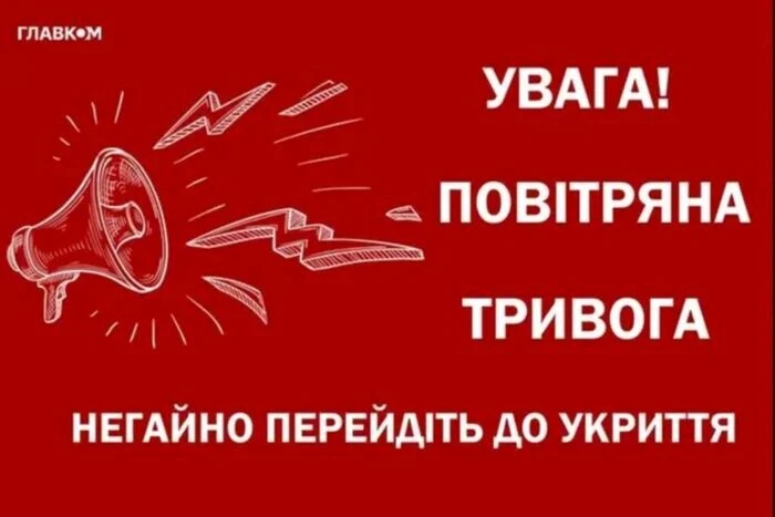 Перевантажений образ літака над тирсою