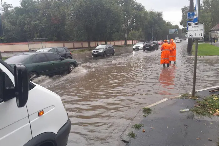 W Odesie spadła półmiesięczna norma deszczu: jakie ulice są teraz zalane (zdjęcia, wideo)