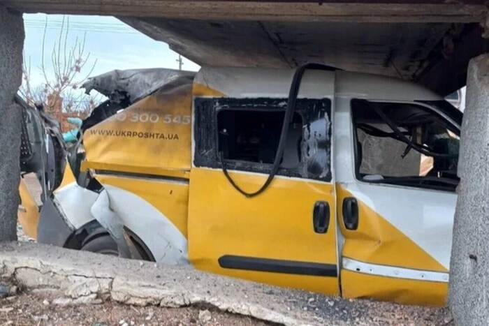 Ukrposhta: vehicle after the occupiers' attack