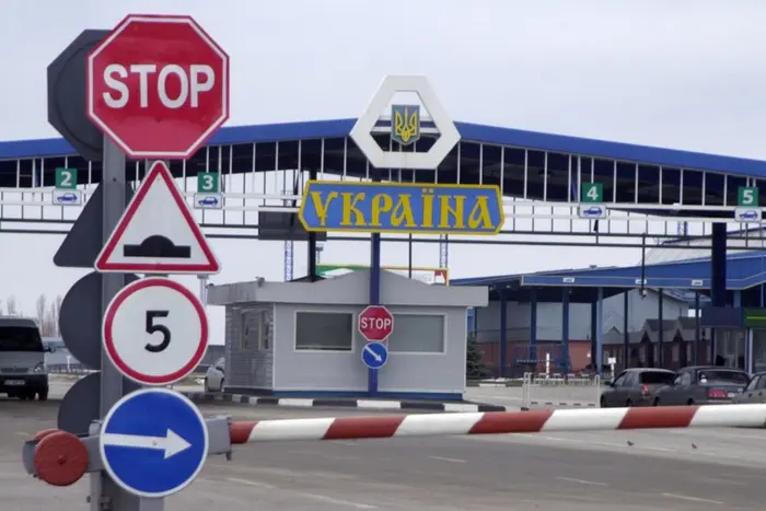 Moldovan border guards control entry