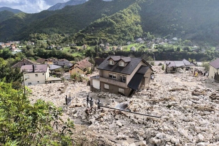 Bosnien und Herzegowina leidet unter Überschwemmungen und den Folgen eines Erdbebens: Tote