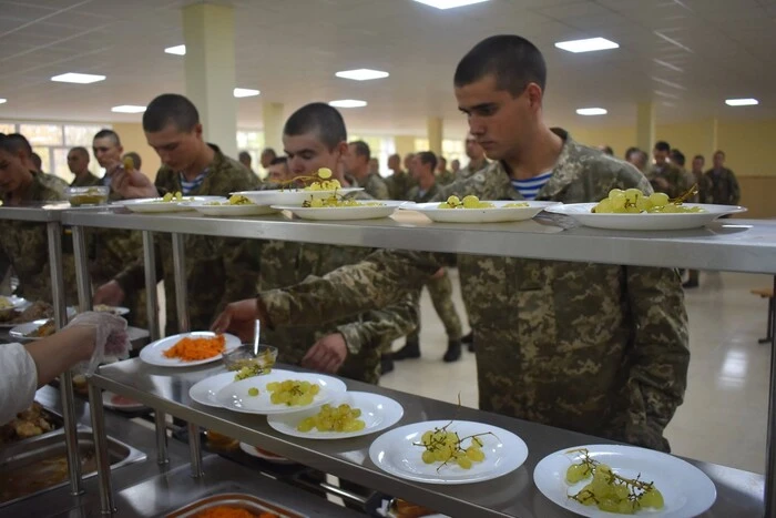 Serving dishes of the Armed Forces of Ukraine with different calorie levels