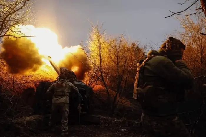 Russische Soldaten tragen die Uniform der ukrainischen Armee während des Angriffs auf den Kupyansk-Sektor