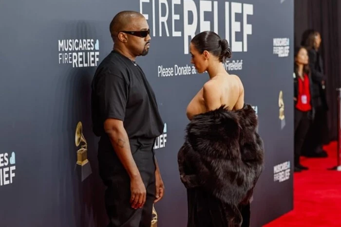 Die Frau von Kanye West zeigte ein Unsichtbarer Kleid auf dem roten Teppich der 'Grammy'