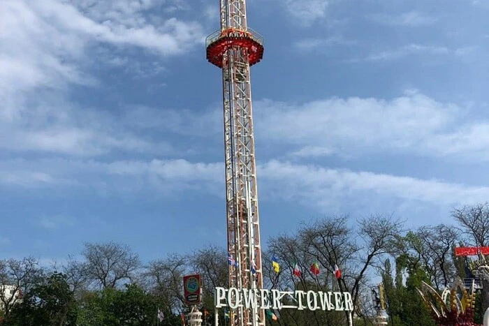 People got stuck on the ride without power