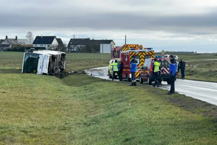 In Frankreich kam ein Bus mit Schülern in einen Unfall, ein Schüler starb