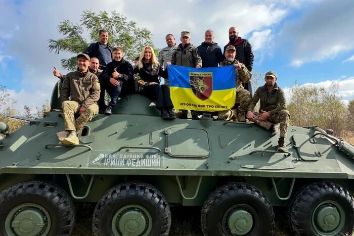 Українська співачка з БТР в позаду