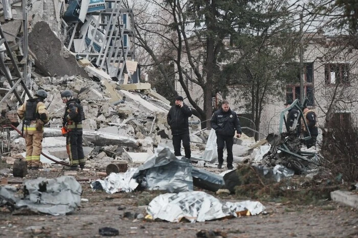 Zniszczono część budynku urzędowego w mieście. Zełenski pokazał skutki ataku na Izjum