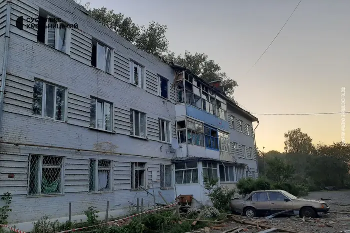 In Chmelnizki wurde ein Wohnhaus durch den russischen Angriff beschädigt (Foto)