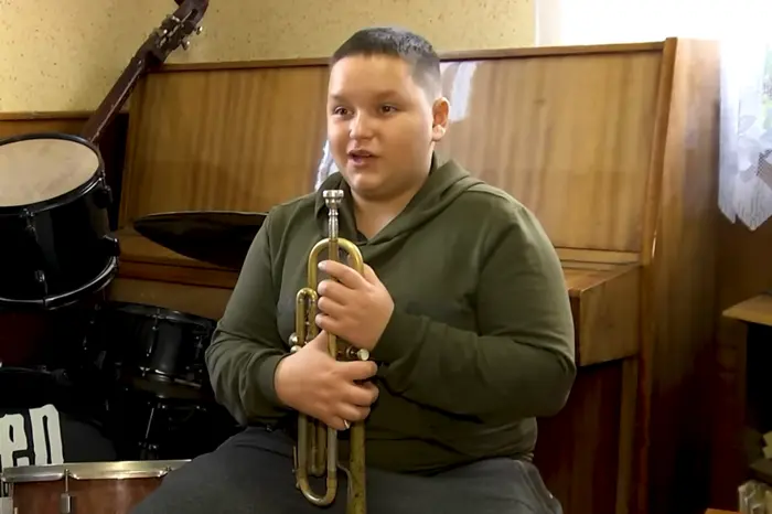 13-year-old boy plays at the funerals of the Armed Forces of Ukraine