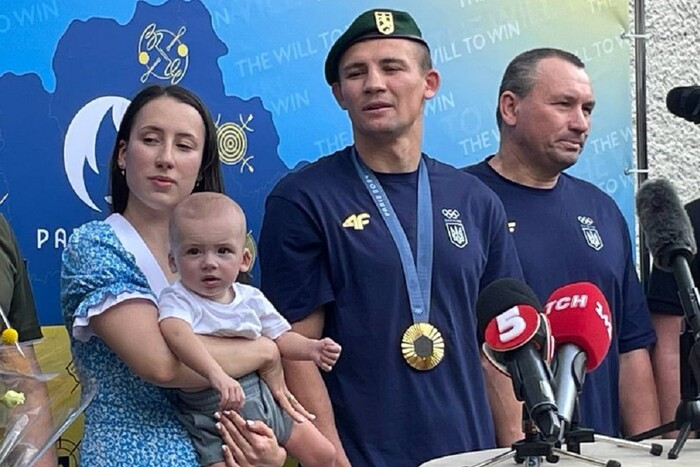 Wife and son welcome Hizhniak