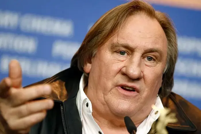 Gericht vertagt die Anhörung des Schauspielers Gérard Depardieu, der der sexuellen Belästigung beschuldigt wird