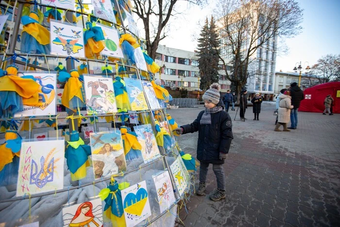 Mayor of Ivano-Frankivsk while installing a Christmas tree