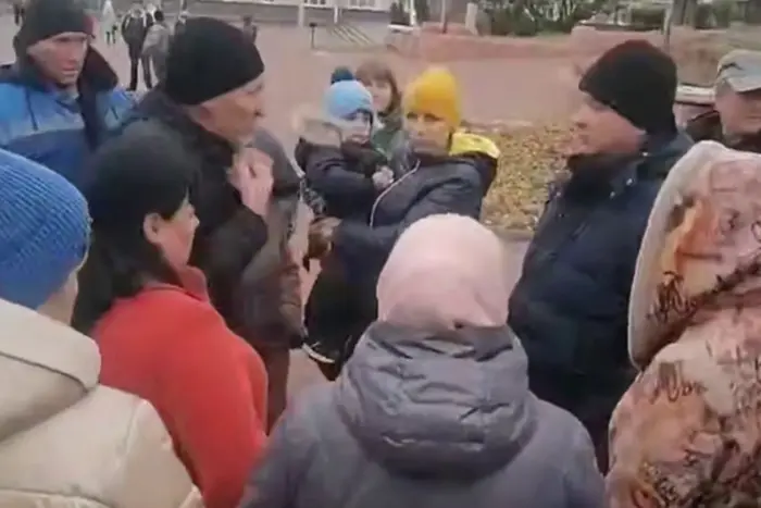 Mieszkańcy Słudzy, uciekający przed wojną, zorganizowali protest w Kursku (wideo)