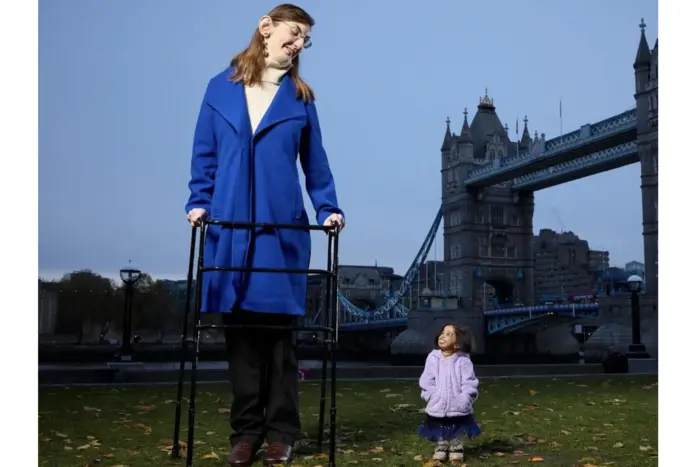 Meeting of the shortest and tallest women