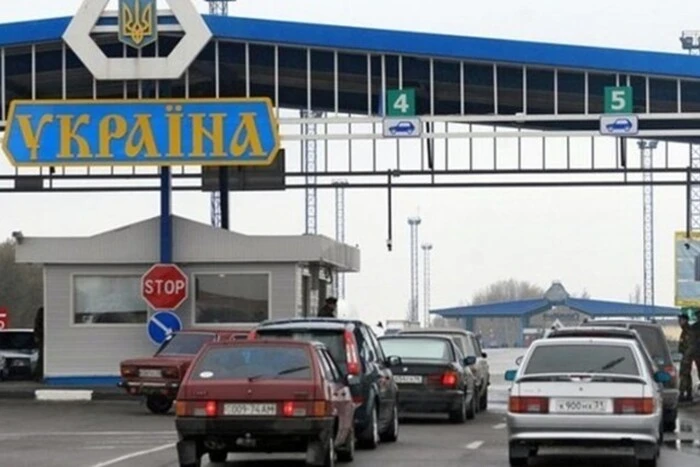 Border guards control the queues