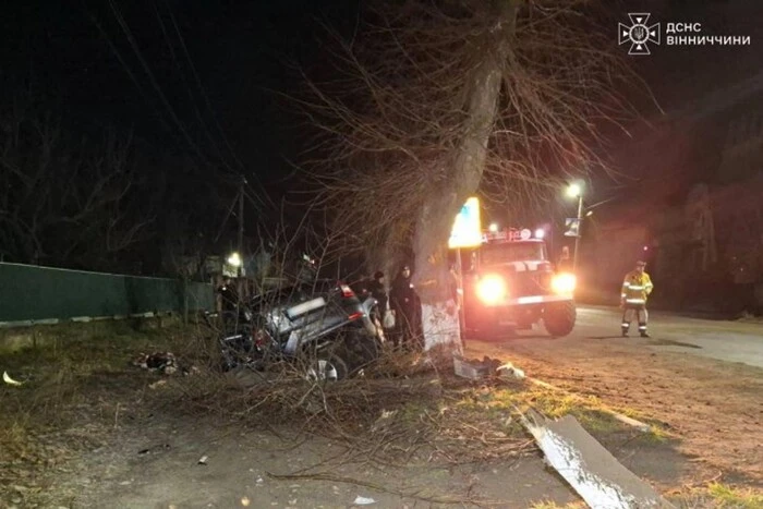 Автомобіль після злету з дороги