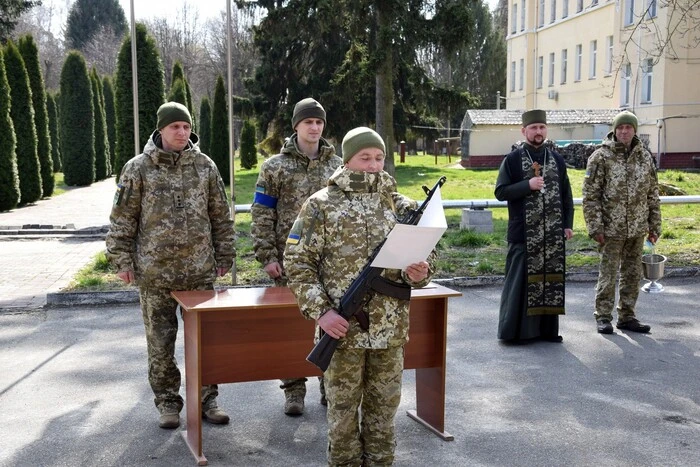 Мобилизованный новобранец проводит военную подготовку