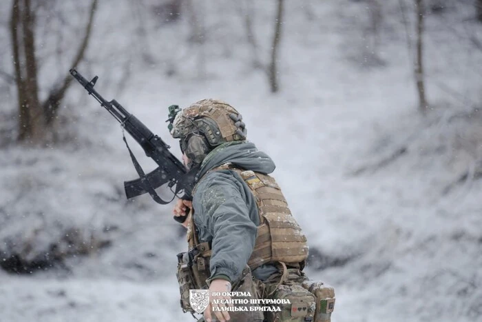 Paratroopers capture a Ukrainian