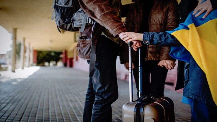 Displaced persons packing suitcases in Kyiv