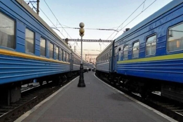 Ukrzaliznytsia train during expansion of connections