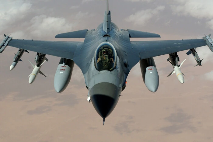 Ukrainian F-16 pilots during training