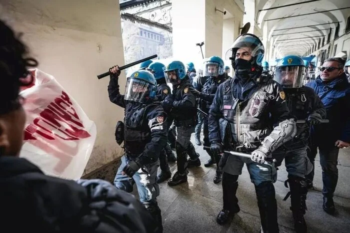 In Italien explodierte eine Bombe bei einem Studentenprotest, 15 Polizisten verletzt