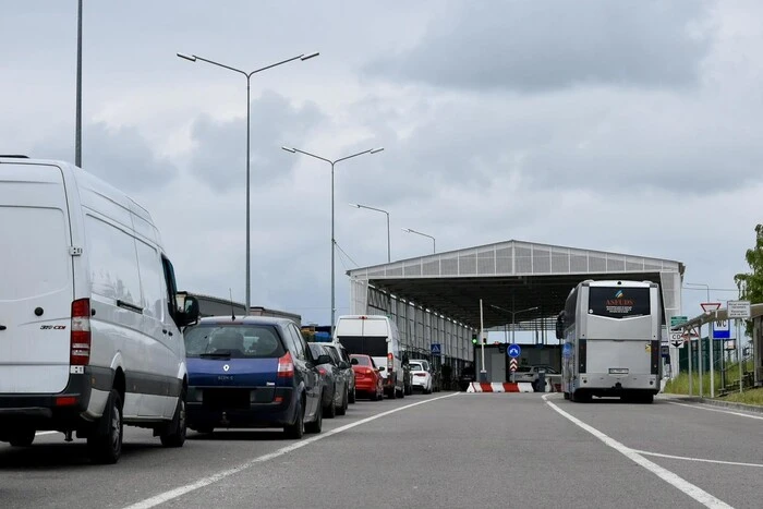 Farmers from Poland resumed traffic at the border with Ukraine