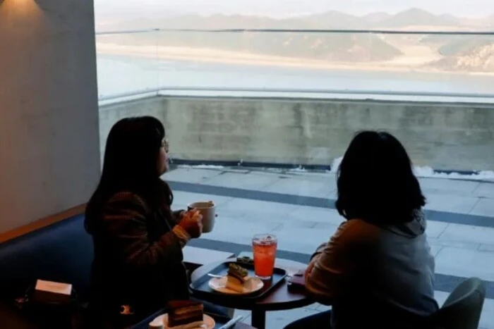 In Südkorea kann man Kaffee mit Blick auf Nordkorea trinken