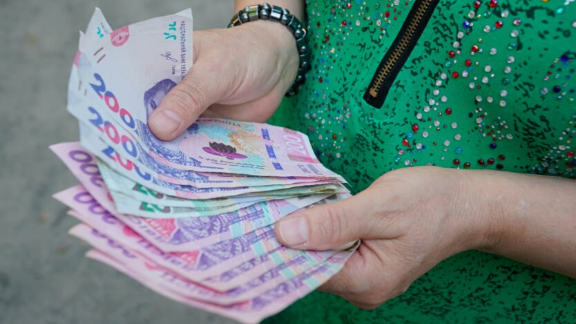 Ukrainian symbols, money, and pension