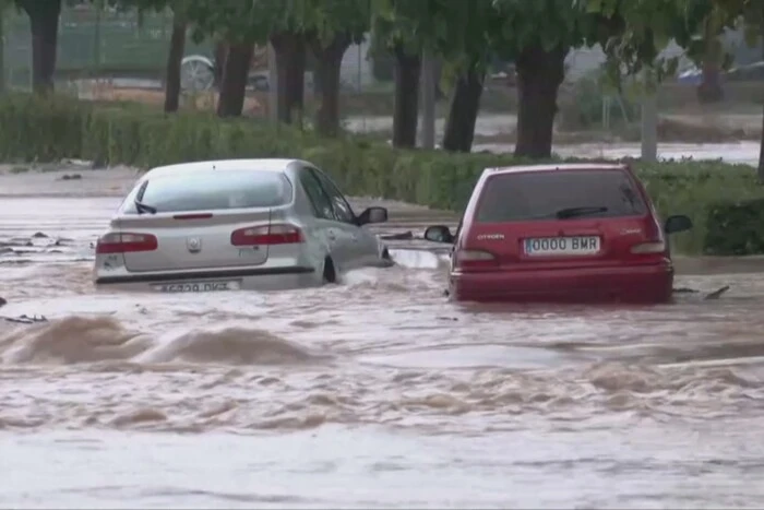 Жінка в автомобілі після повені