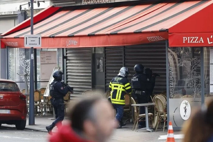 Hostages in a town near Paris