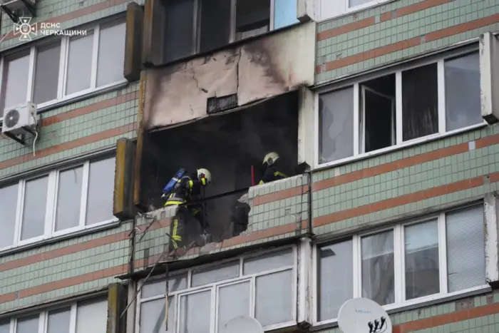 In Tscherkassy beschädigten Trümmer einer Drohne ein Hochhaus